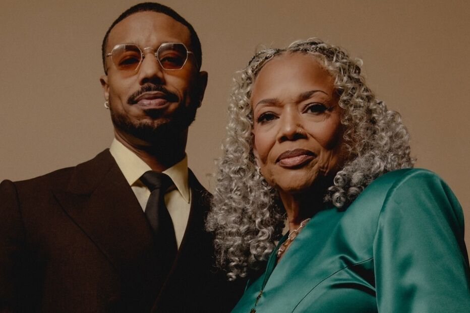 Michael B. Jordan celebra Óscar com hambúrguer num restaurante.
