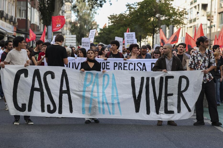 Centenas de pessoas em protesto em Lisboa pelo direito à habitação 