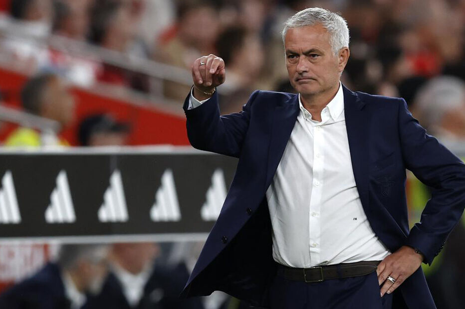 José Mourinho dá indicações à equipa durante o Benfica-Arouca