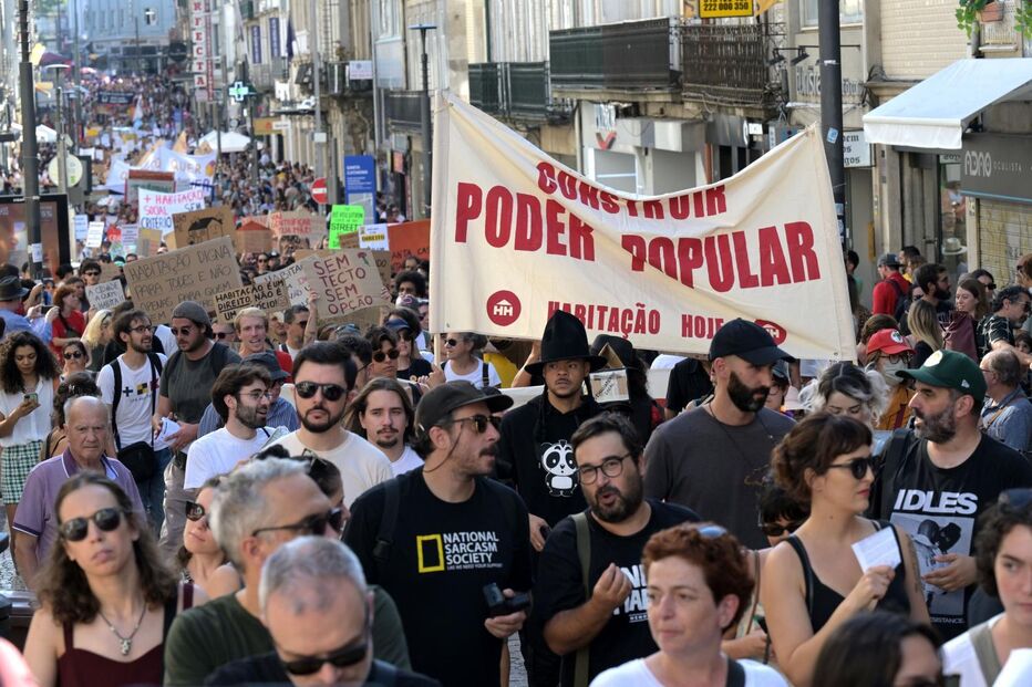 Centenas manifestam-se no Porto para exigir cumprimento do direito à habitação 