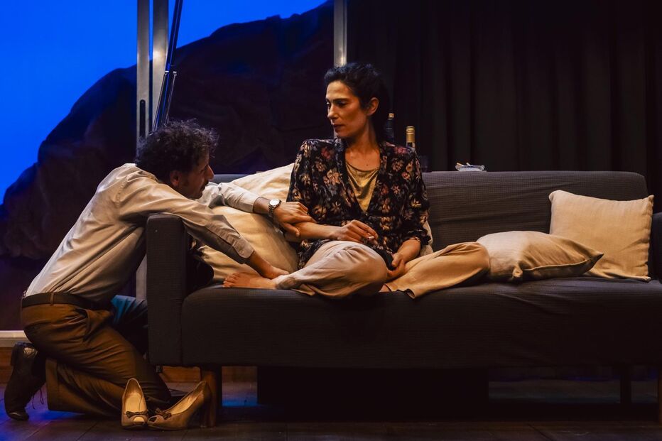 Peça 'A Morte e a Donzela' nos Recreios da Amadora, com mulher e homem em palco