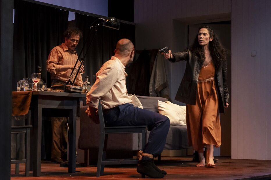 Peça 'A Morte e a Donzela' nos Recreios da Amadora, com mulher a apontar arma a homem amarrado