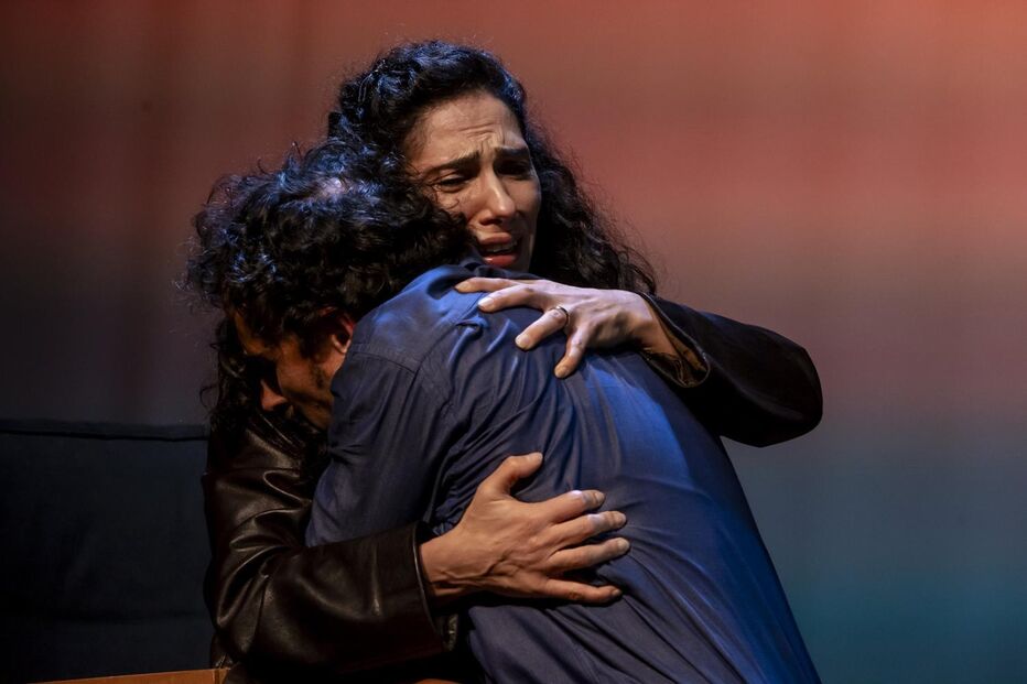 Peça 'A Morte e a Donzela' em cena nos Recreios da Amadora, com mulher a chorar num abraço.
