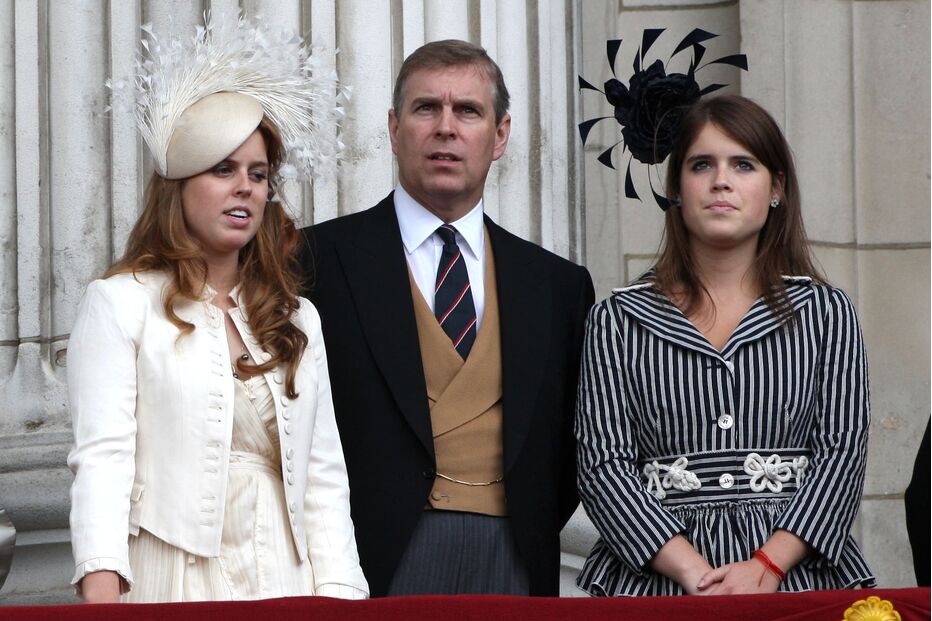 Princesas Beatrice e Eugenie com o príncipe Andrew em Londres, em 2007, no Trooping the Colour
