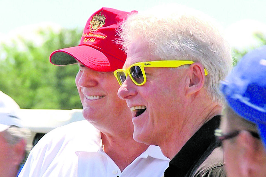 Donald Trump e Bill Clinton muito animados durante um torneio de golfe solidário no Trump National Golf Club em Briarcliff Manor, Nova Iorque, em 2009