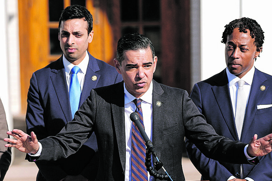 O congressista Robert Garcia fala com os jornalistas em Chappaqua, Nova Iorque, após a audiência de Bill Clinton  