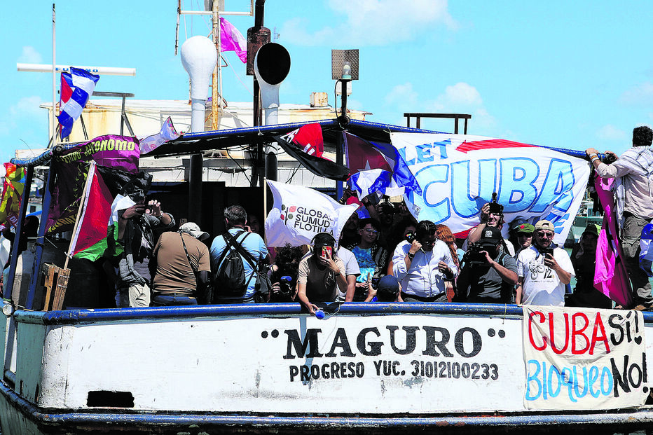 Navio 'Maguro' da flotilha 'Nuestra América' partiu do México com ajuda humanirária rumo à ilha