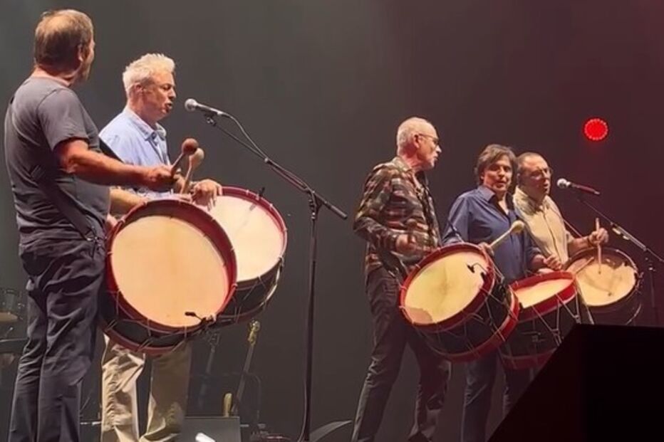 Concerto com músicos a tocarem bombos em palco