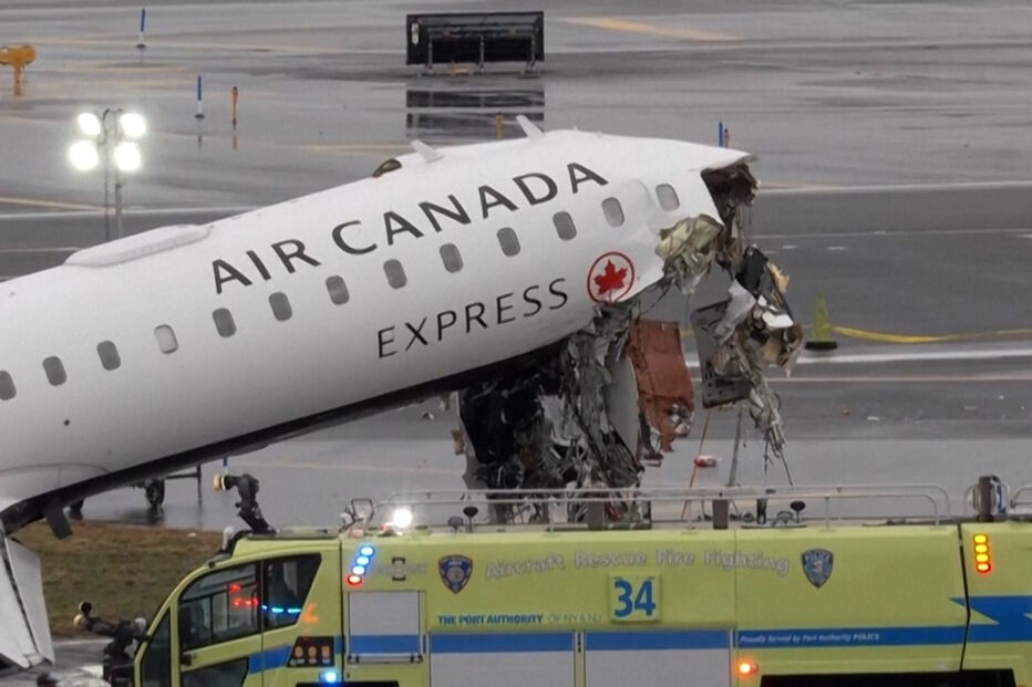Avião da Air Canada Express danificado após colisão no aeroporto de LaGuardia