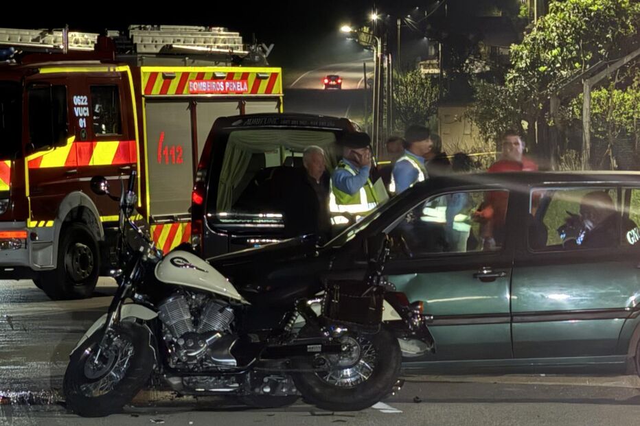 Acidente grave envolve carro, mota e bombeiros