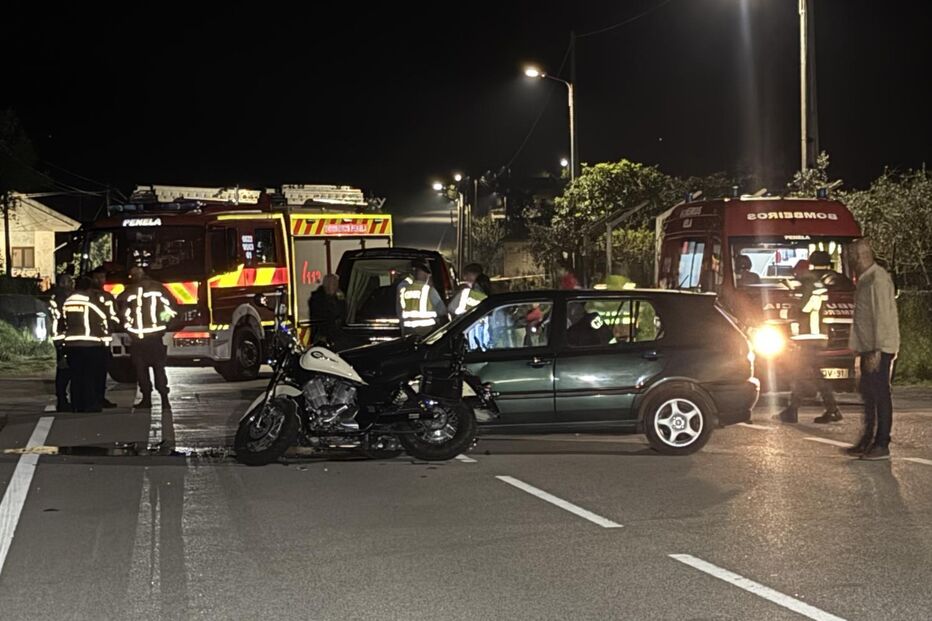 Colisão entre carro e moto com bombeiros no local