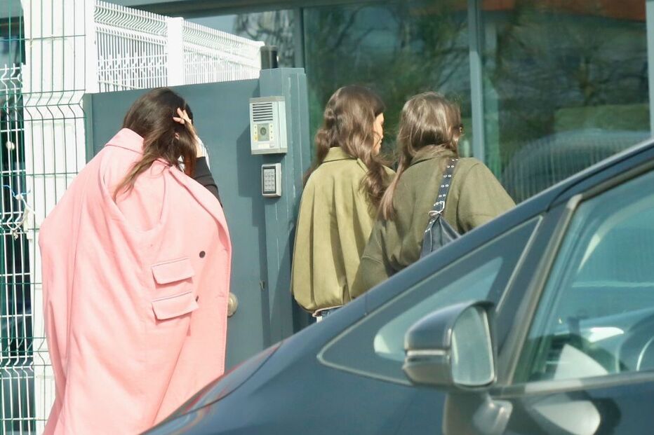 Luisinha Oliveira visita stand de automóveis com amigas