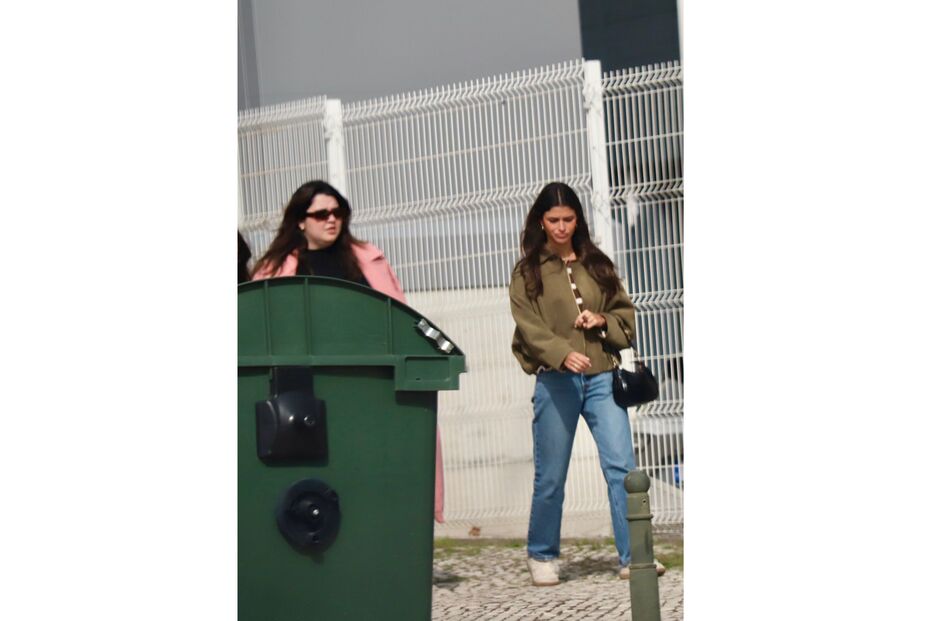 Luisinha Oliveira visita stand de automóveis com amigas