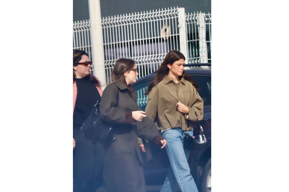 Luisinha Oliveira visita stand automóvel com amigas