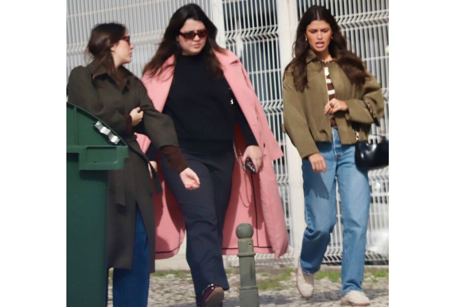 Luisinha Oliveira visita stand automóvel com amigas
