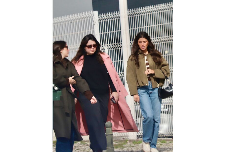 Luisinha Oliveira visita stand automóvel com amigas