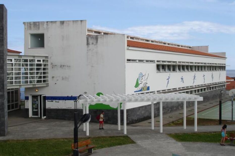Escola Básica e Secundária das Flores