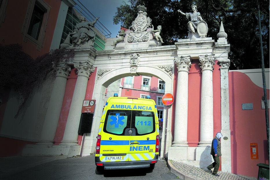 Ambulância do INEM perto do Hospital de São José, em Lisboa