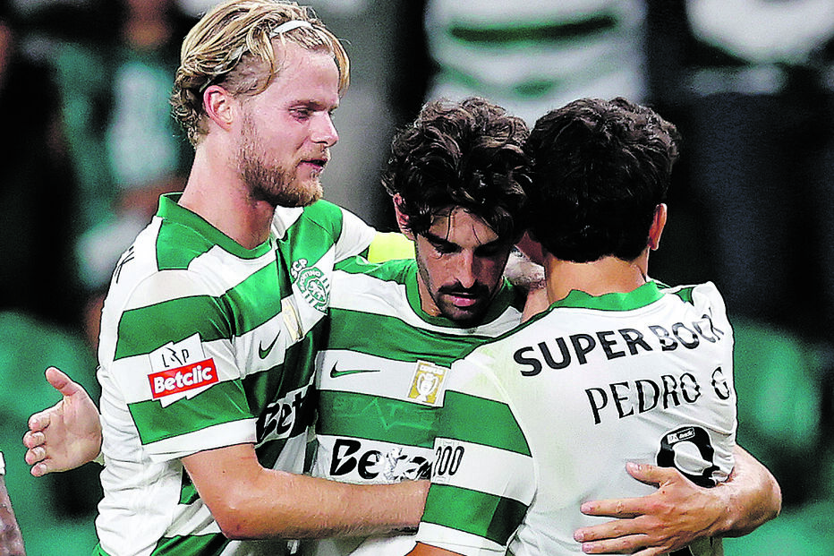 Jogadores do Sporting celebram após a vitória, com foco em Pedro Gonçalves