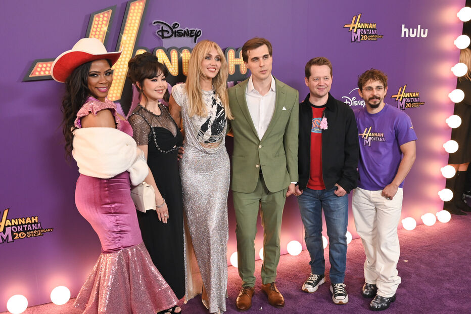 Elenco de Hannah Montana na estreia do especial do 20.º aniversário