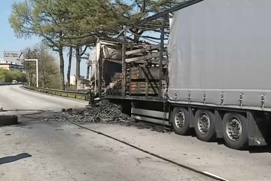 Camião de transporte de peças automóveis arde na EN14 