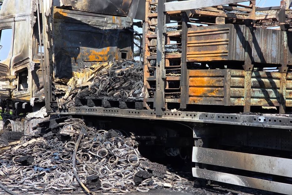 Camião de transporte de peças automóveis arde na EN14 