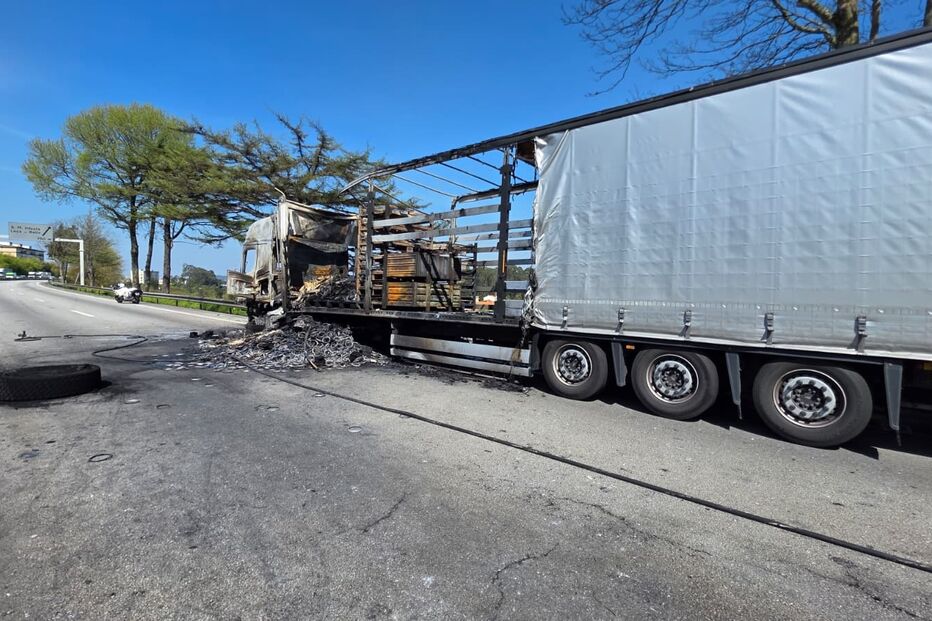 Camião de transporte de peças automóveis arde na EN14 