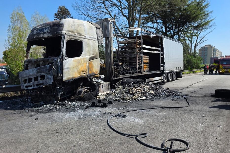 Camião de transporte de peças automóveis arde na EN14 
