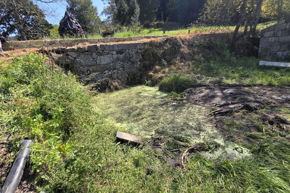 Presa de água onde o carro caiu em Paço de Sousa 
