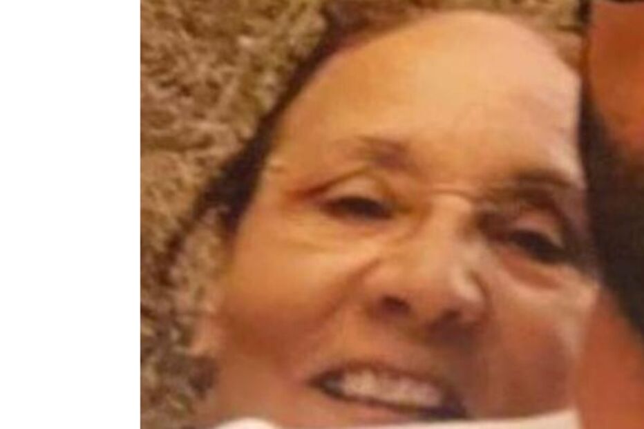 Homem e mulher sorriem numa selfie com t-shirt 