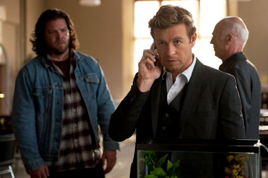 Simon Baker surge ao telefone após notícia de romance
