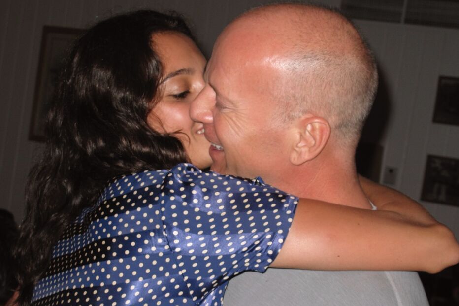 Bruce Willis recebe carinho da esposa Emma, após 17 anos de casamento.
