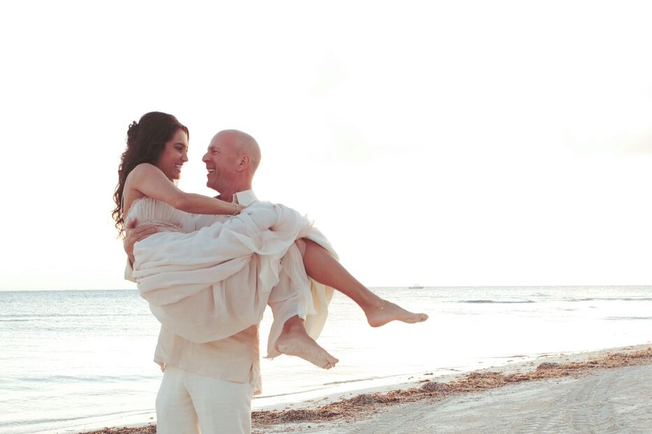 Casal celebra 17 anos de casamento na praia; Emma Heming declara amor a Bruce Willis