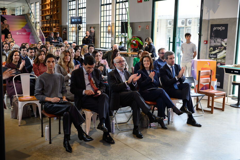 Pessoas reunidas num evento sobre problemas intestinais