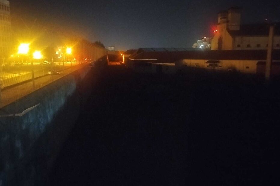 Vista noturna de um espaço urbano com iluminação artificial