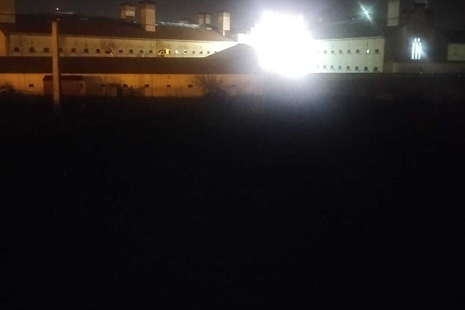 Edifício iluminado à noite