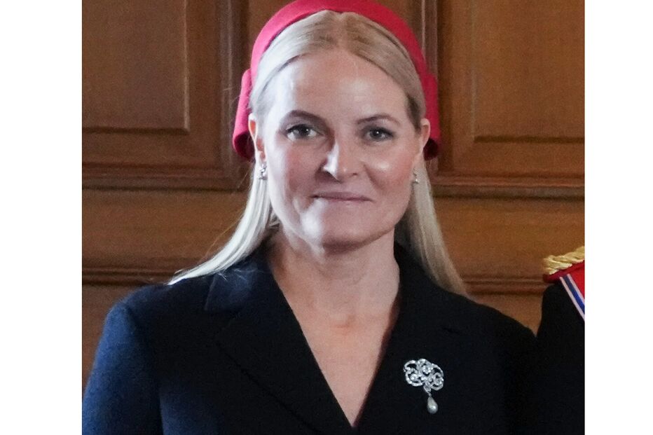Mette-Marit marca presença num ato oficial com acessório que desafia o protocolo.
