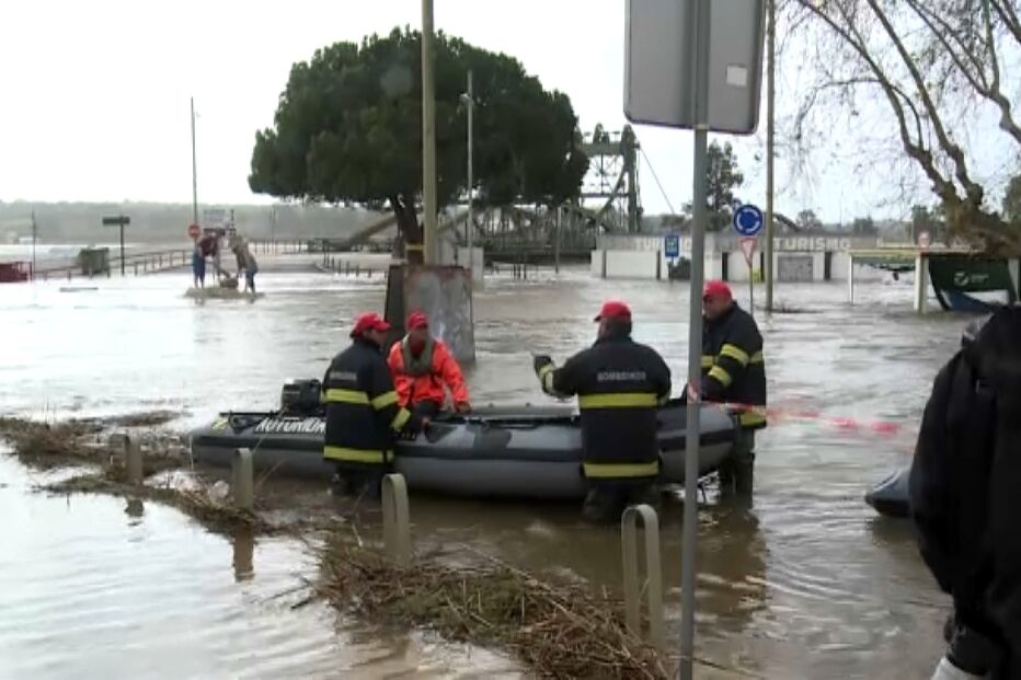 Diversos negócios na zona ribeirinha de Alcácer do Sal permanecem encerrados desde o 'comboio de tempestades' no País