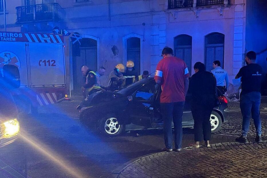 Colisão grave fere motociclista, socorrido no local e levado para o Hospital de Santarém