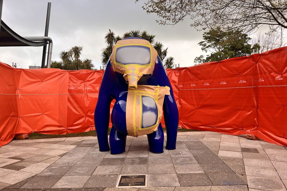 Estátua em trabalhos de reparação após ocorrência com autocolantes