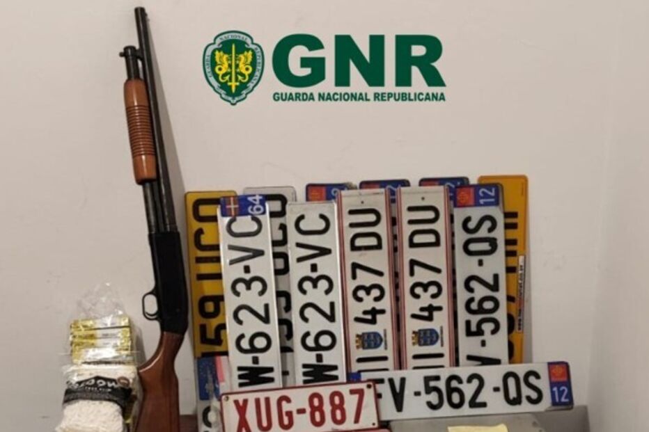 Material apreendido na detenção de Cédric Prizzon, suspeito de matar duas mulheres