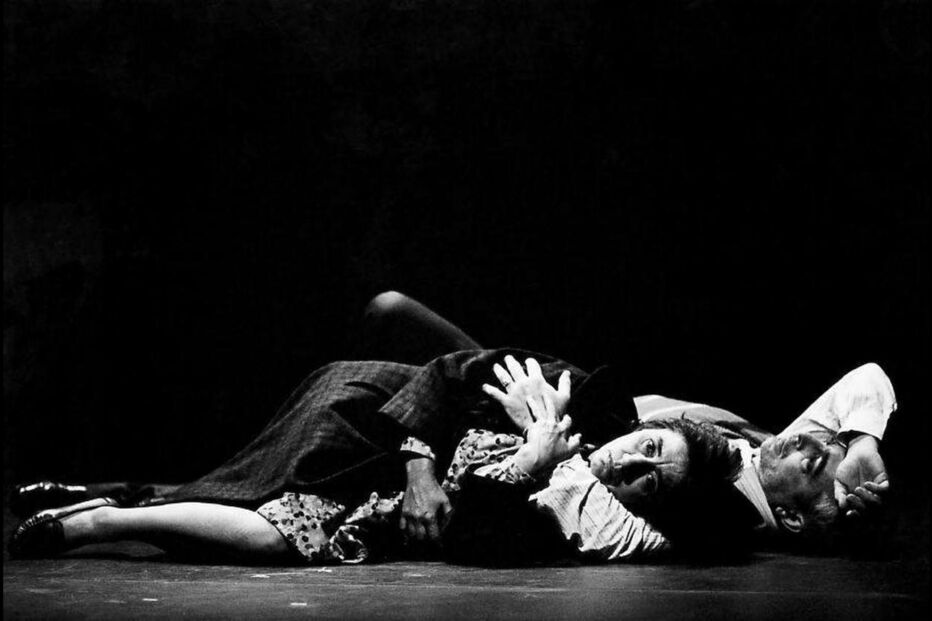 Espetáculo do Teatro da Cornucópia com atores no chão