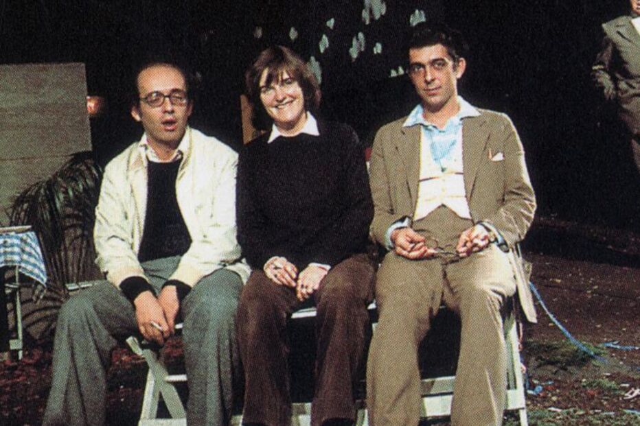 Fotografia de atores do Teatro da Cornucópia num cenário teatral