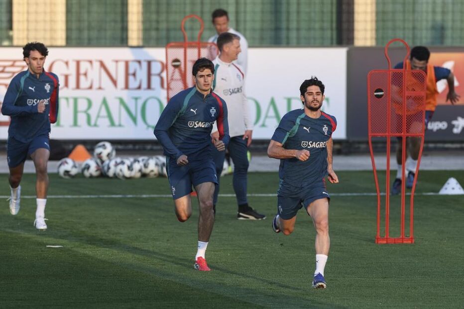 Gonçalo Guedes com António Silva e João Félix