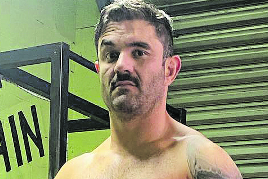 Ex-polícia acusado de homicídio e de obrigar filho a vigiar enterro de vítimas