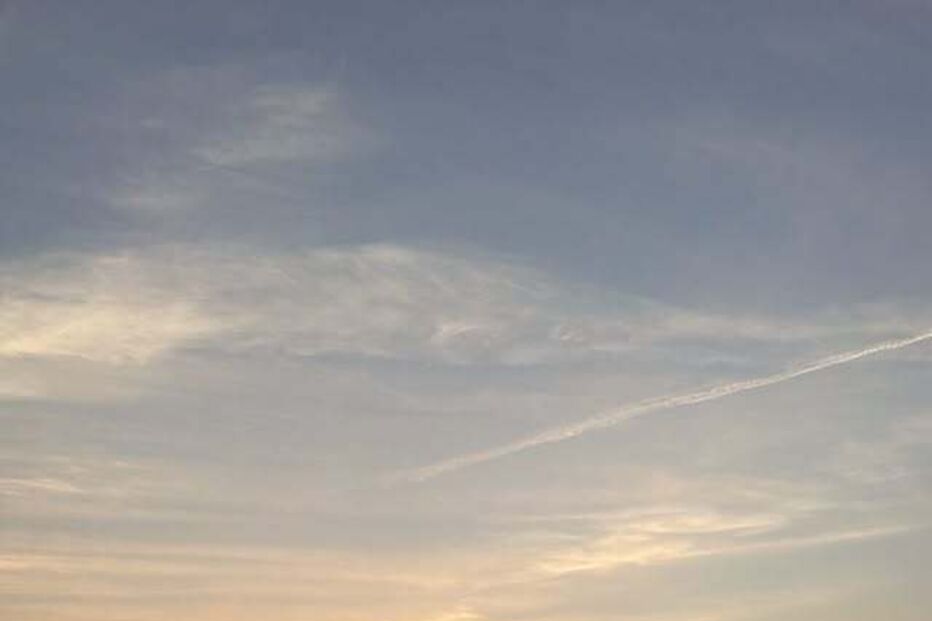Maya Jama e Rúben Dias desfrutam de um pôr do sol numa praia portuguesa.
