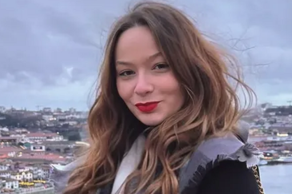 Jovem visita a cidade do Porto num dia nublado