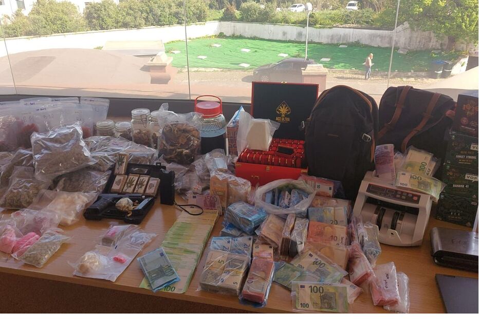 Apreensão de dinheiro, possível droga e objetos relacionados