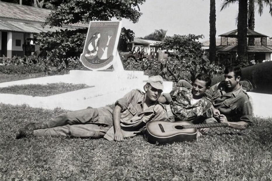 Militares em missão de saúde a um militar inimigo aprisionado