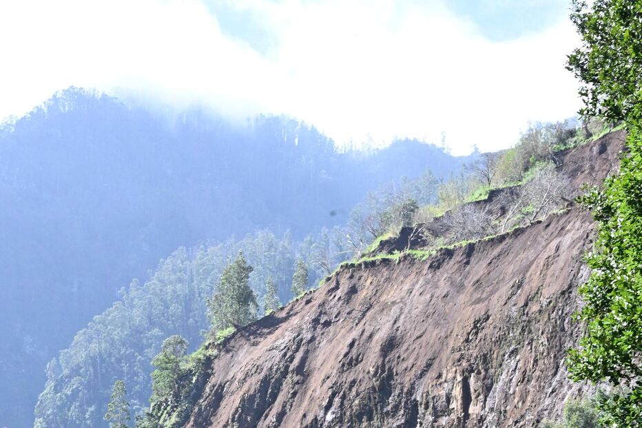 Grande derrocada próxima de casas na ilha da Madeira
